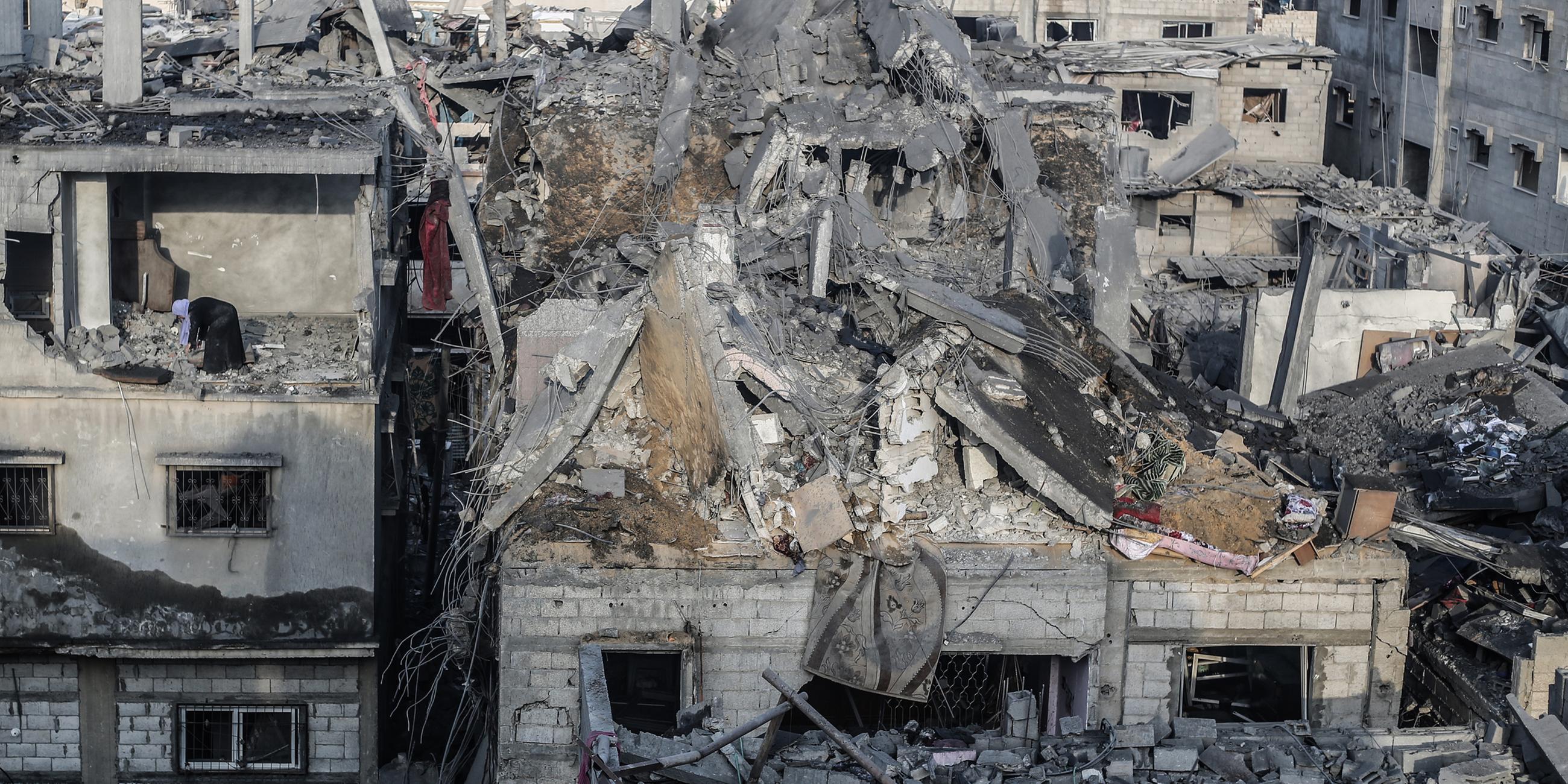 Zerstörte Gebäude nach einem israelischen Luftangriff auf das Viertel Al-Amal in Chan Junis. 