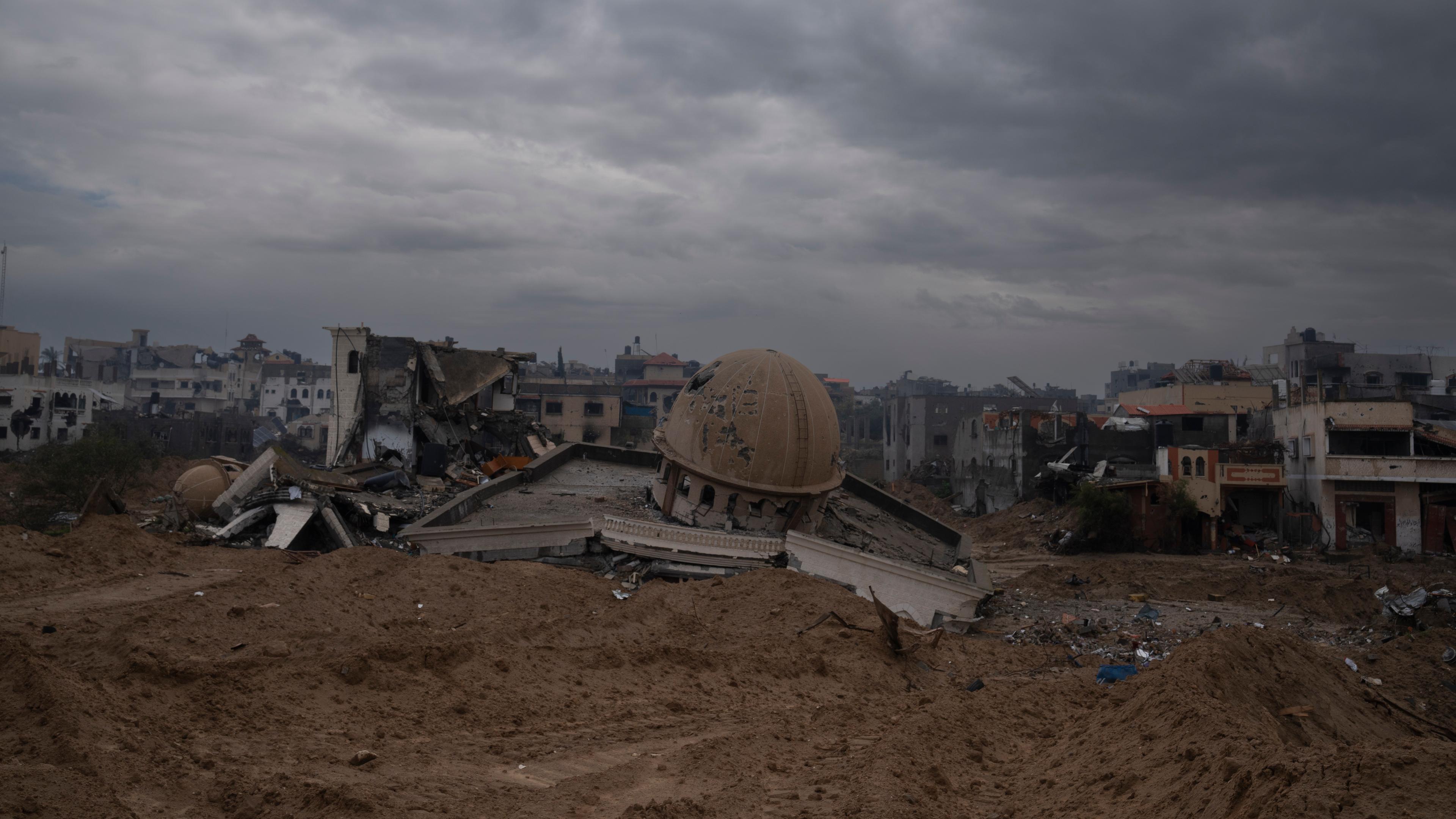 Palästinensische Gebiete, Chan Junis: Eine Moschee wurde bei der israelischen Bodenoffensive auf den Gazastreifen zerstört.