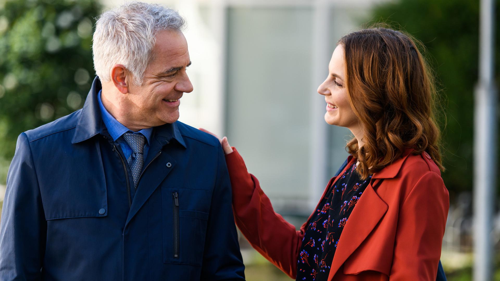 "Bettys Diagnose - Gegen alle Widerstände": Prof. Dr. Alexander von Arnstett (Florian Fitz) und Hanna Winter (Marie Zielcke) unterhalten sich und sehen sich dabei vertraut und lächelnd an. Hanna hat ihre Hand auf Alexanders Schulter.