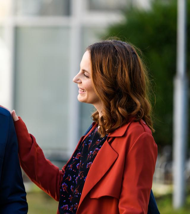 "Bettys Diagnose - Gegen alle Widerstände": Prof. Dr. Alexander von Arnstett (Florian Fitz) und Hanna Winter (Marie Zielcke) unterhalten sich und sehen sich dabei vertraut und lächelnd an. Hanna hat ihre Hand auf Alexanders Schulter.