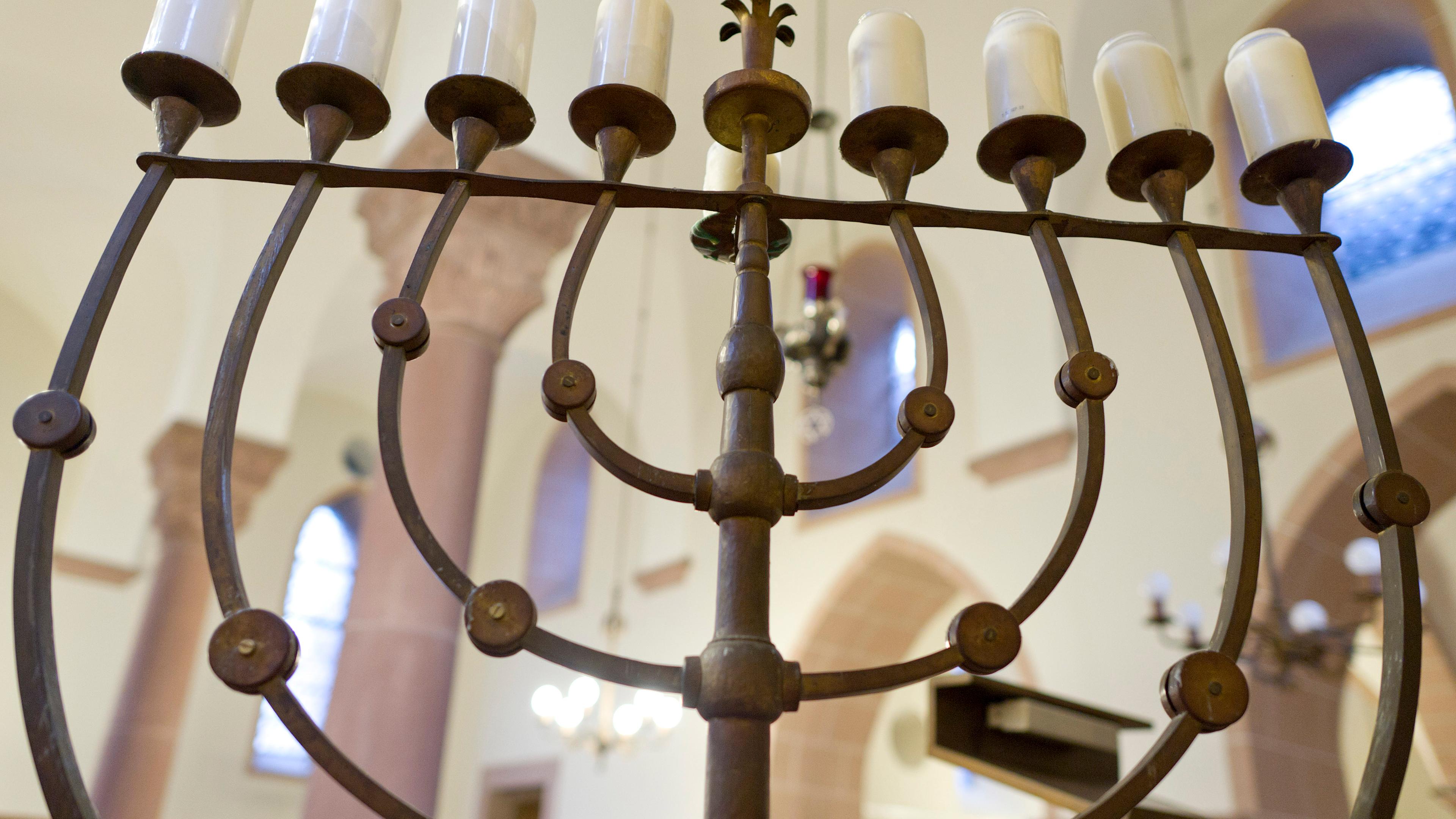 Chanukkaleuchter in Wormser Synagoge