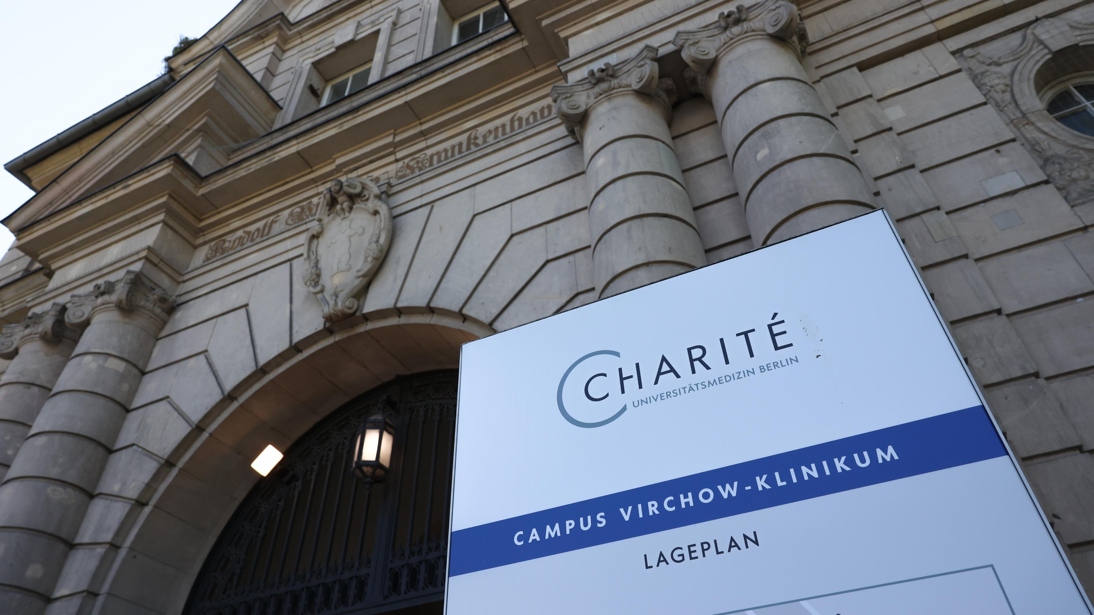 Berlin: Blick auf den Eingang zum Charité Campus Virchow-Klinikum am Augustenburger Platz.
