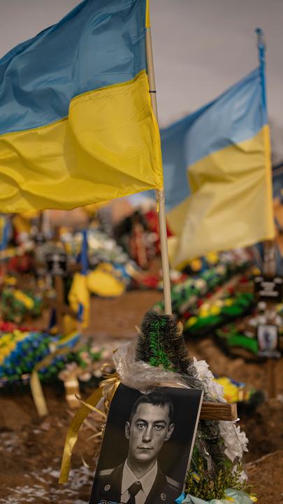 Die ukrainische Flagge weht auf zahlreichen Soldaten-Gräbern in Charkiw