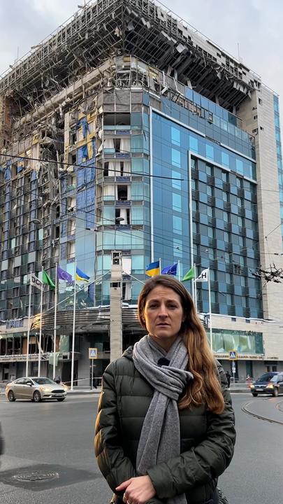 ZDF-Reporterin Alica Jung vor dem Charkiw Palace Hotel
