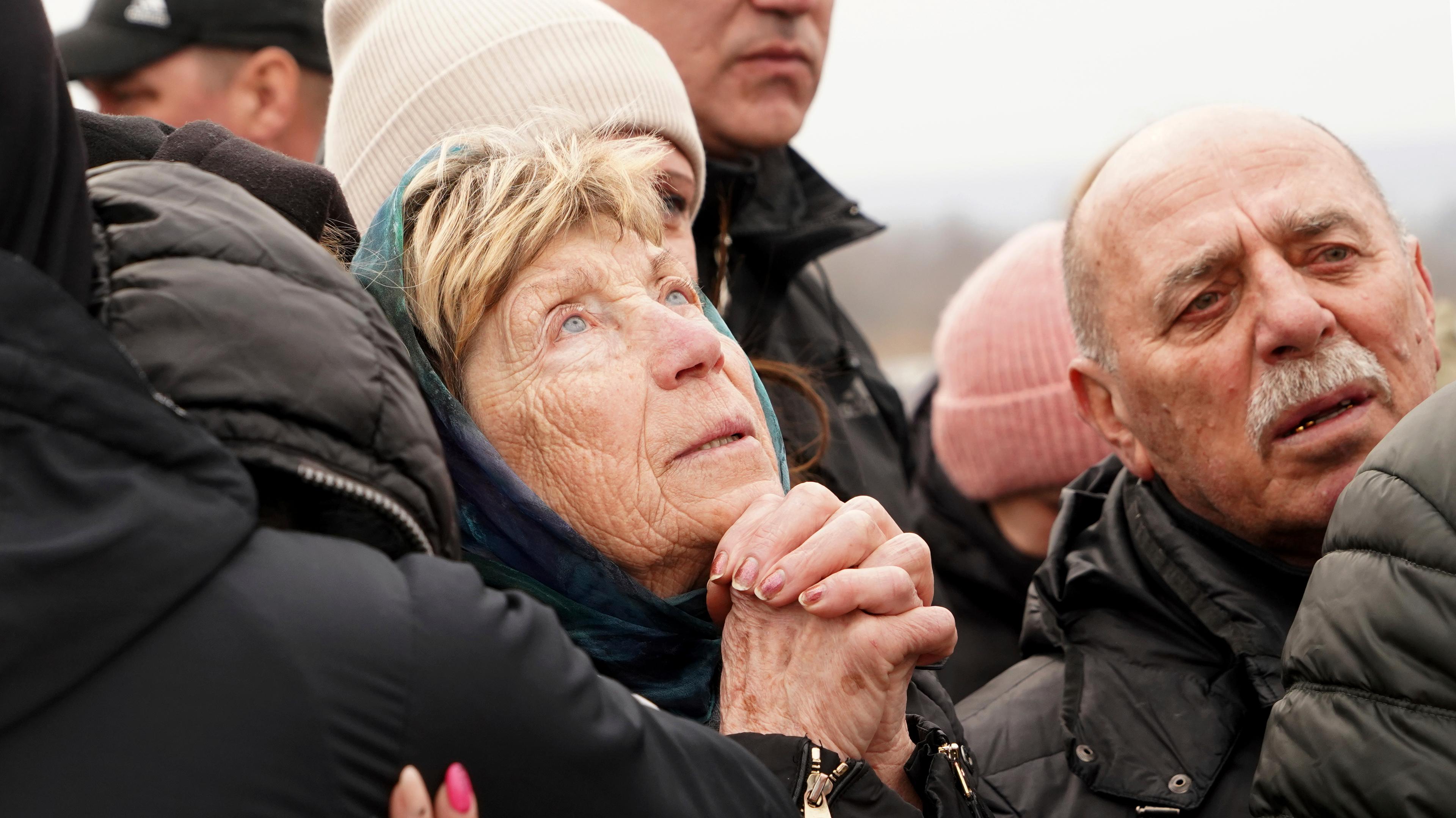 Eine Mutter trauert am Sarg ihres Sohnes Eugeny Shmatko, einem Soldaten, der in einem Gefecht mit den russischen Truppen gefallen ist, während einer Beerdigungszeremonie auf einem städtischen Friedhof in Charkiw, Ukraine.