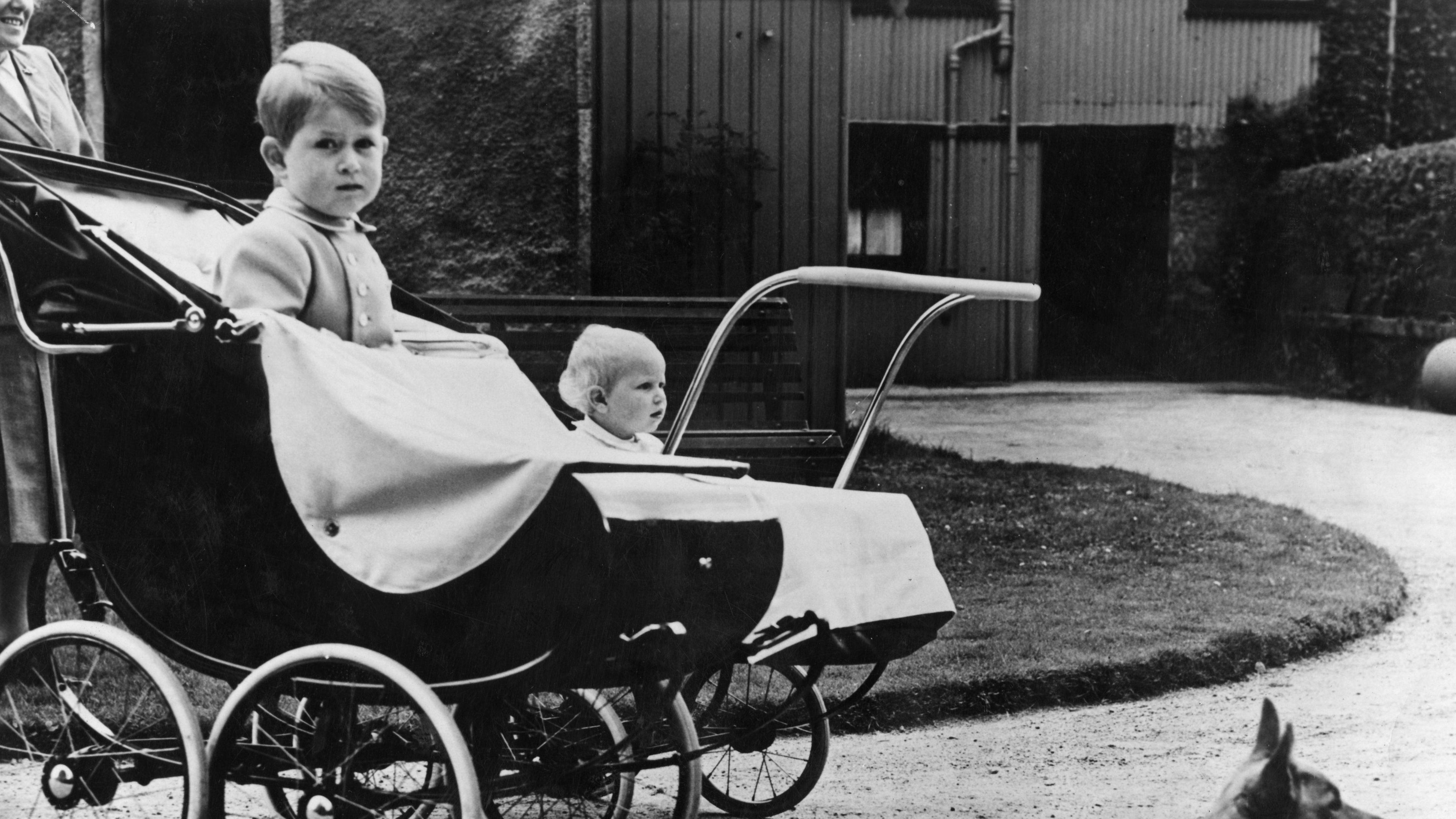 Prinz Charles im Kinderwagen