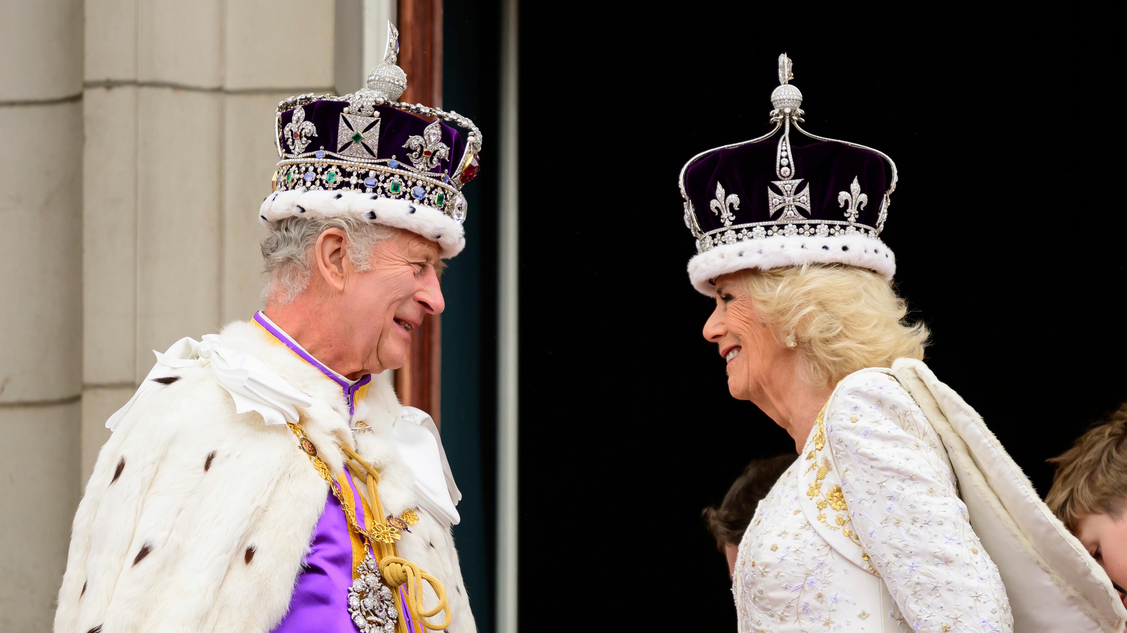 Entspanntes Lächeln von König Charles und Königin Camilla auf dem Balkon des Buckingham Palasts nach der Krönung