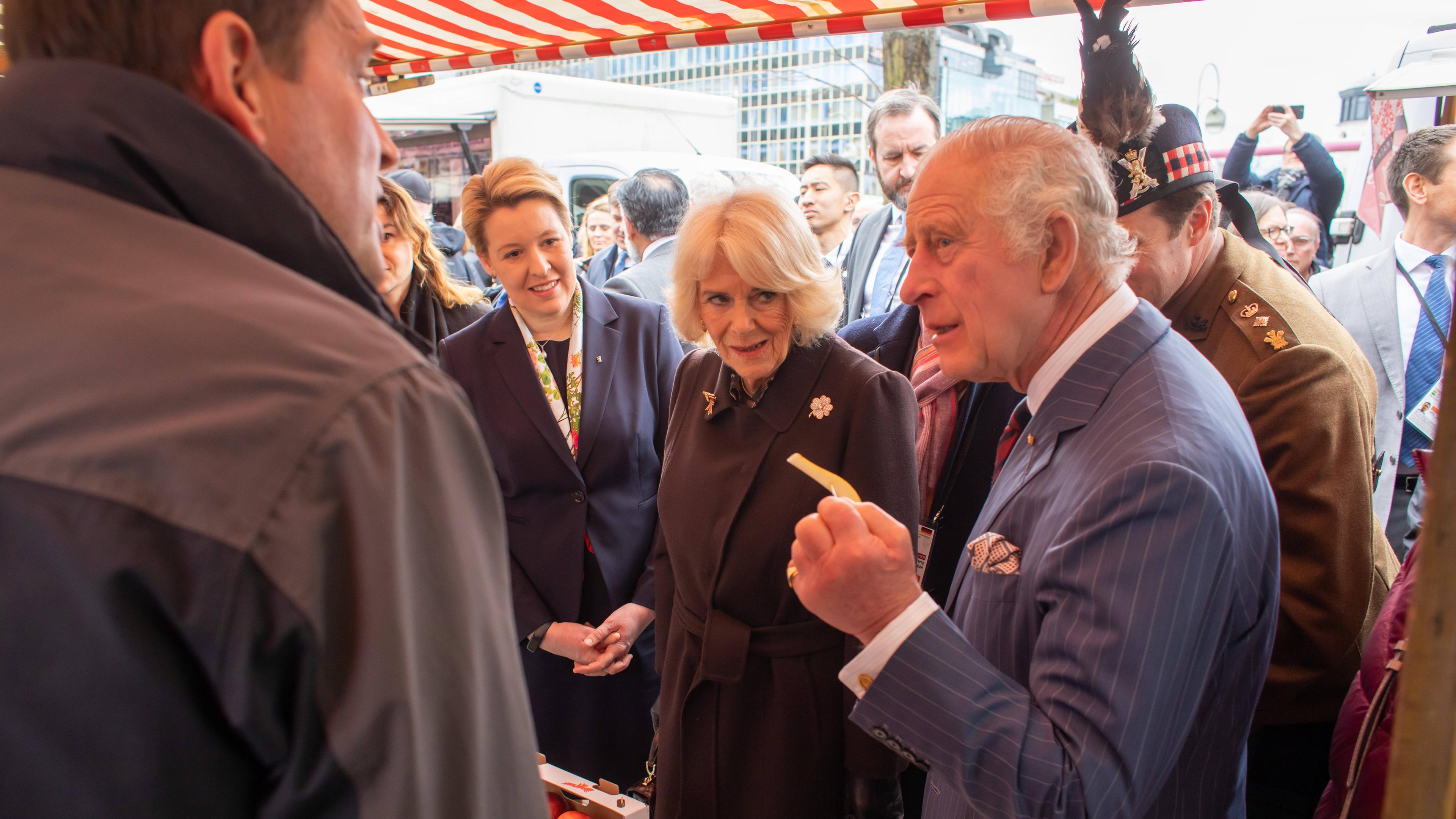 Der britische König Charles III. und Camilla, Queen Consort, LG, GCVO besuchten am Donnerstag Vormittag den Wochenmarkt auf dem Wittenbergplatz und unterhielten sich mit den einzelnen Händlern an den Ständen. Begleitet wurden sie von der regierenden Bürgermeisterin Franziska Giffey.