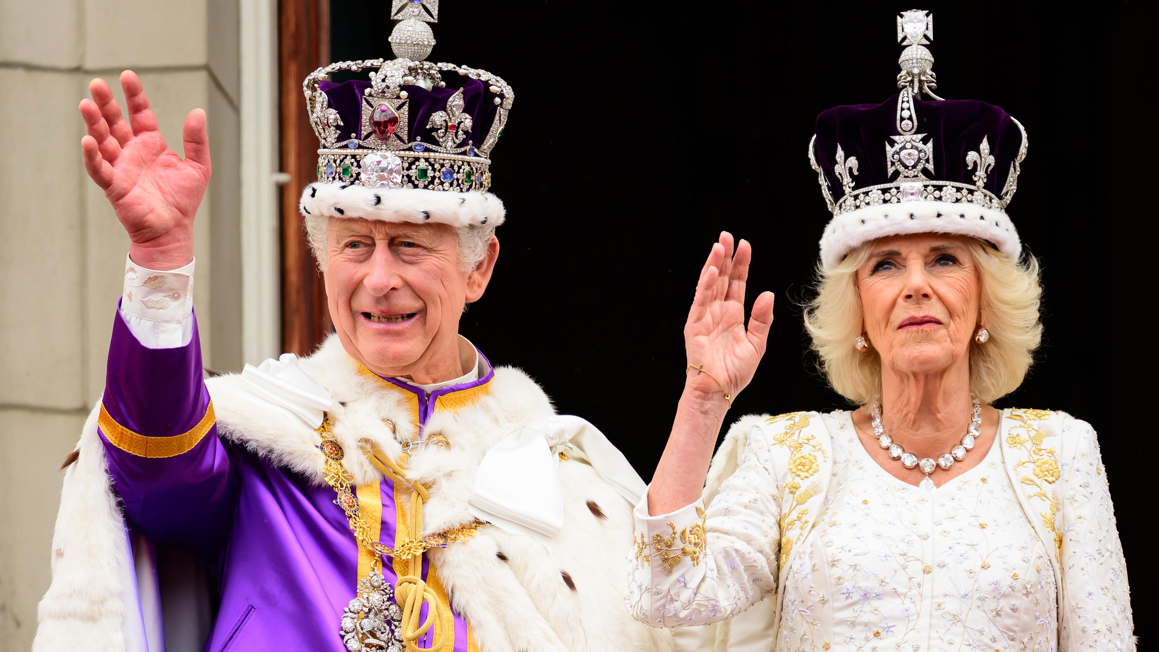 König Charles III. und Königin Camilla winken auf dem Balkon des Buckingham Palast nach ihrer Krönung in der Westminster Abbey, London.