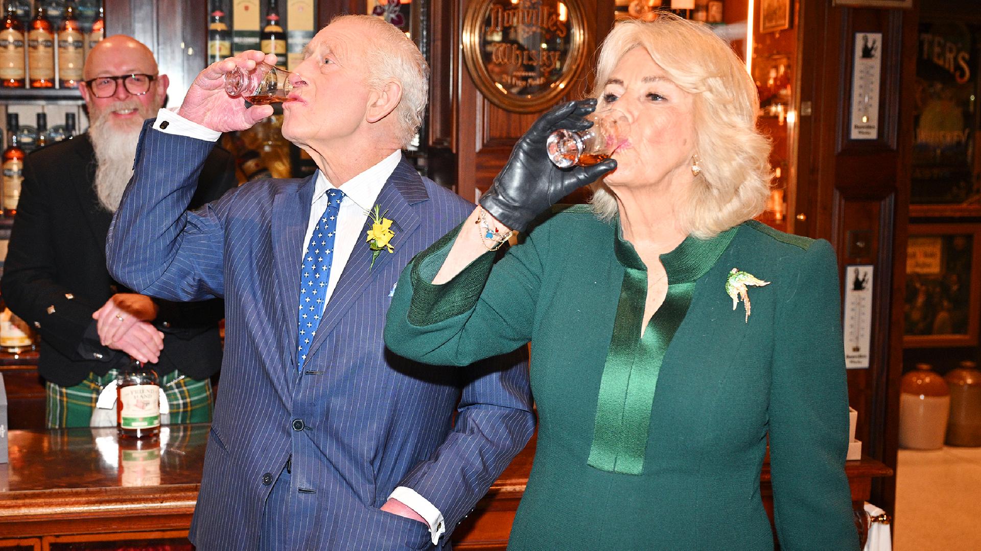 König Charles und Königin Camilla trinken Whiskey.