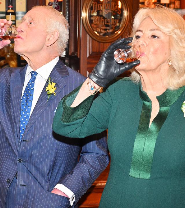 König Charles und Königin Camilla trinken Whiskey.