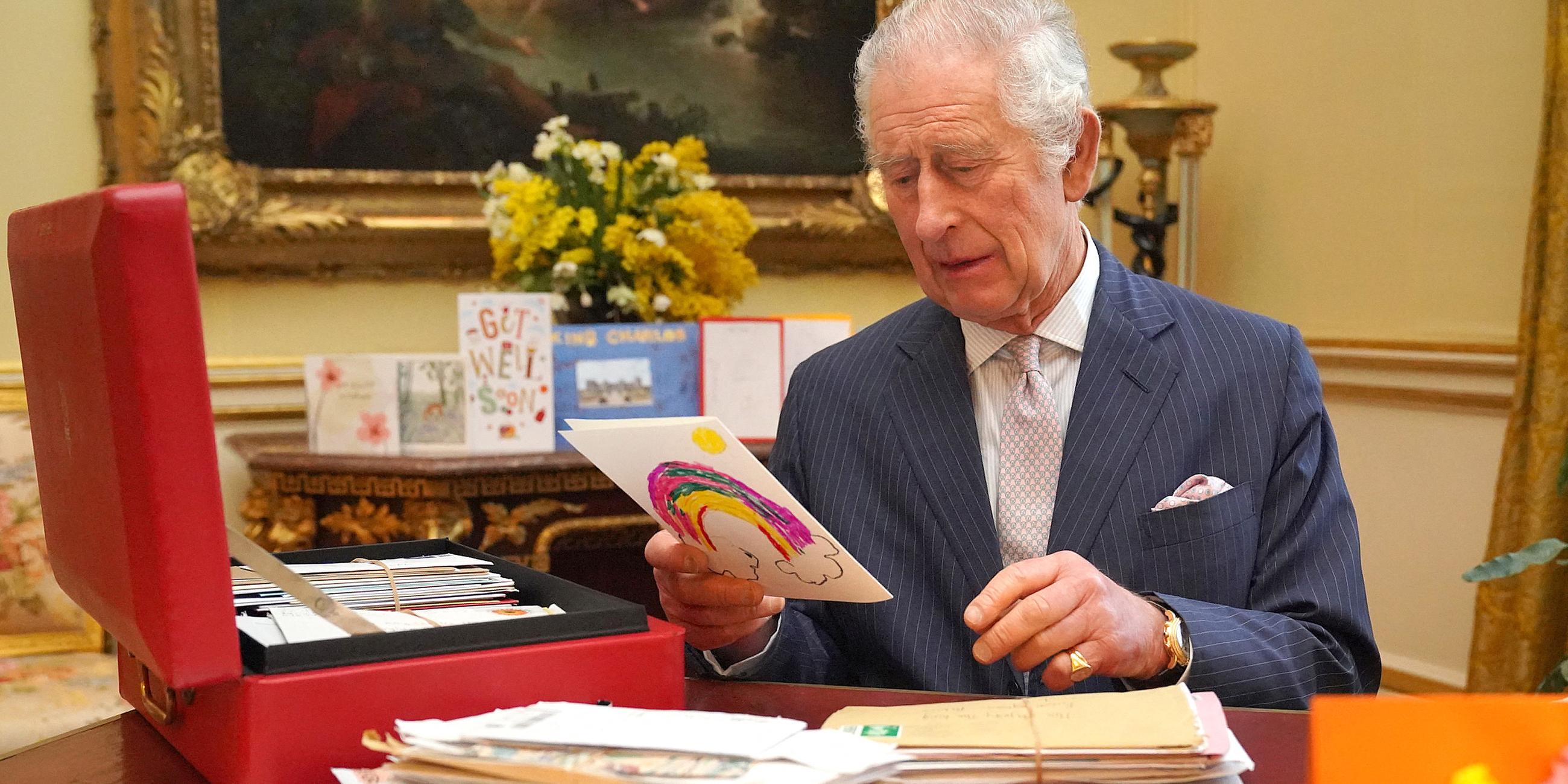 König Charles III. liest Karten mit Genesungswünschen