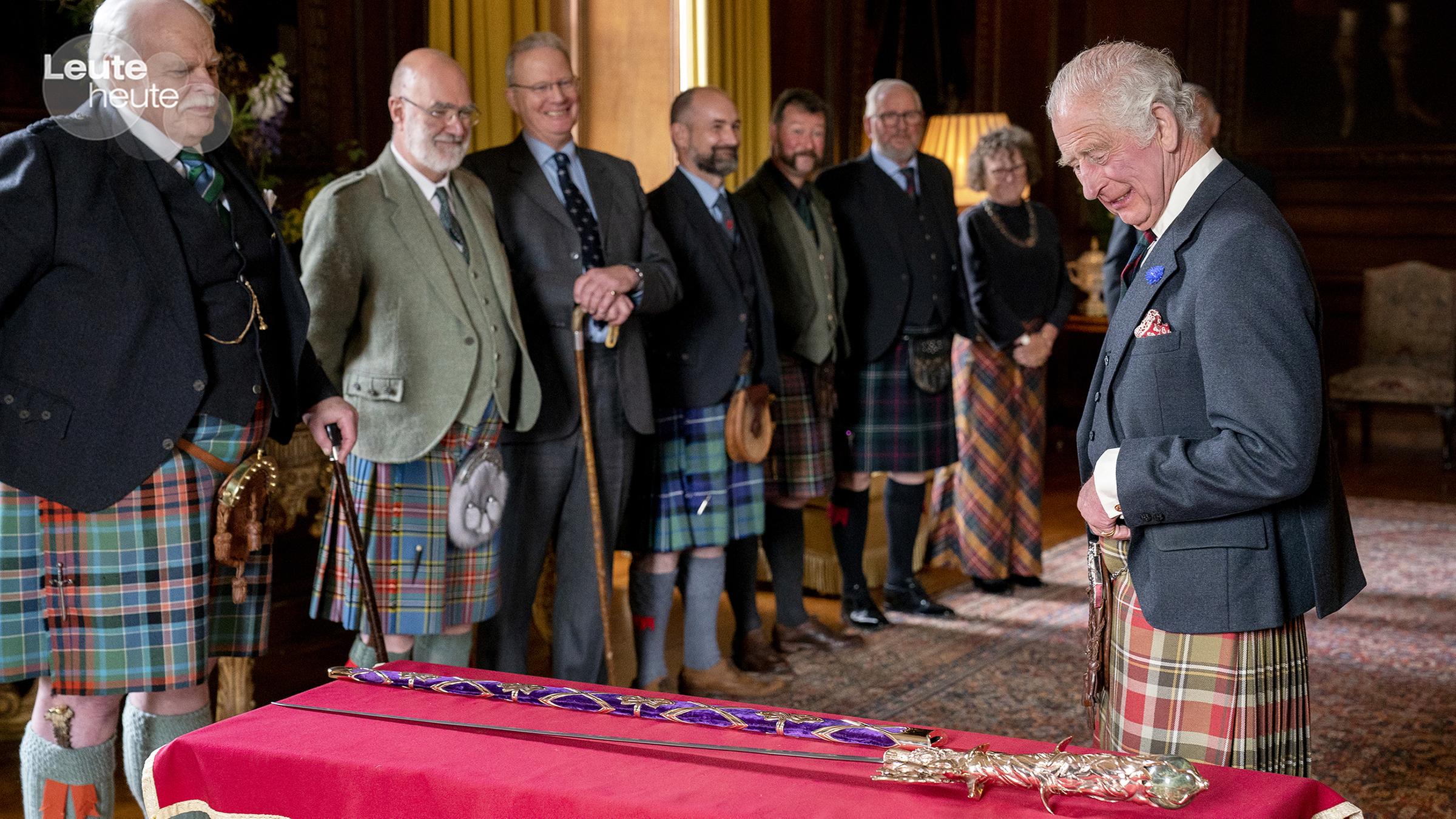 König Charles begutachtet das sogenannte Elisabeth-Schwert, das ihm morgen in einer Zeremonie in Schottland überreicht werden soll