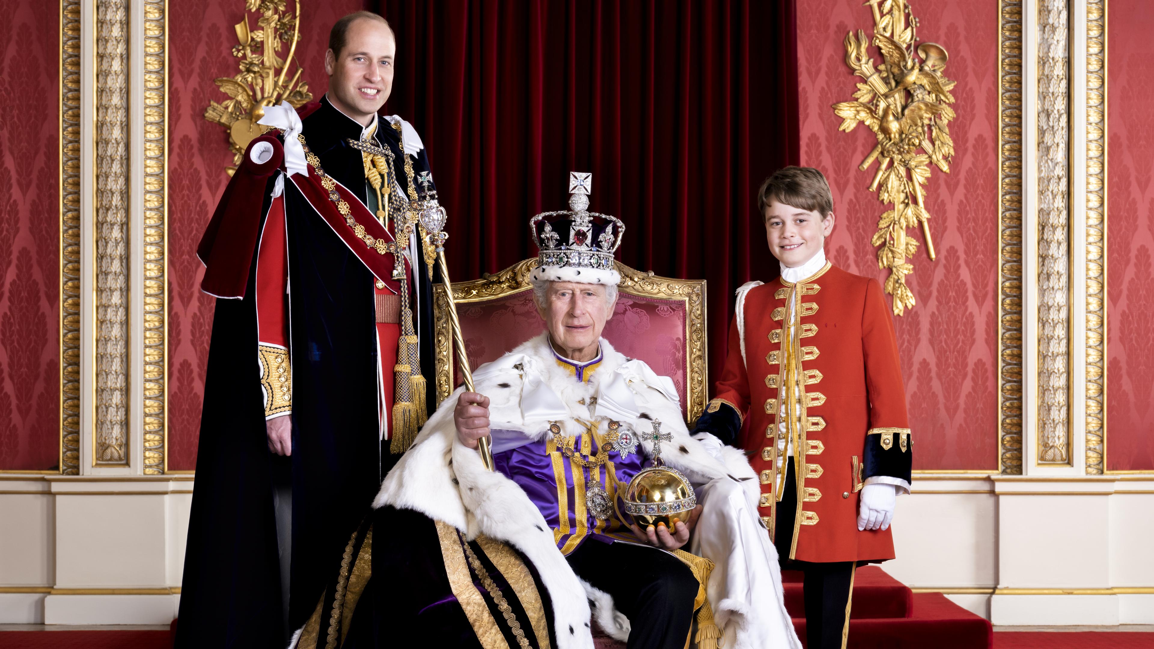 King Charles mit seinen beiden nächsten Thronerben, Sohn Prinz William und Enkel Prinz George.