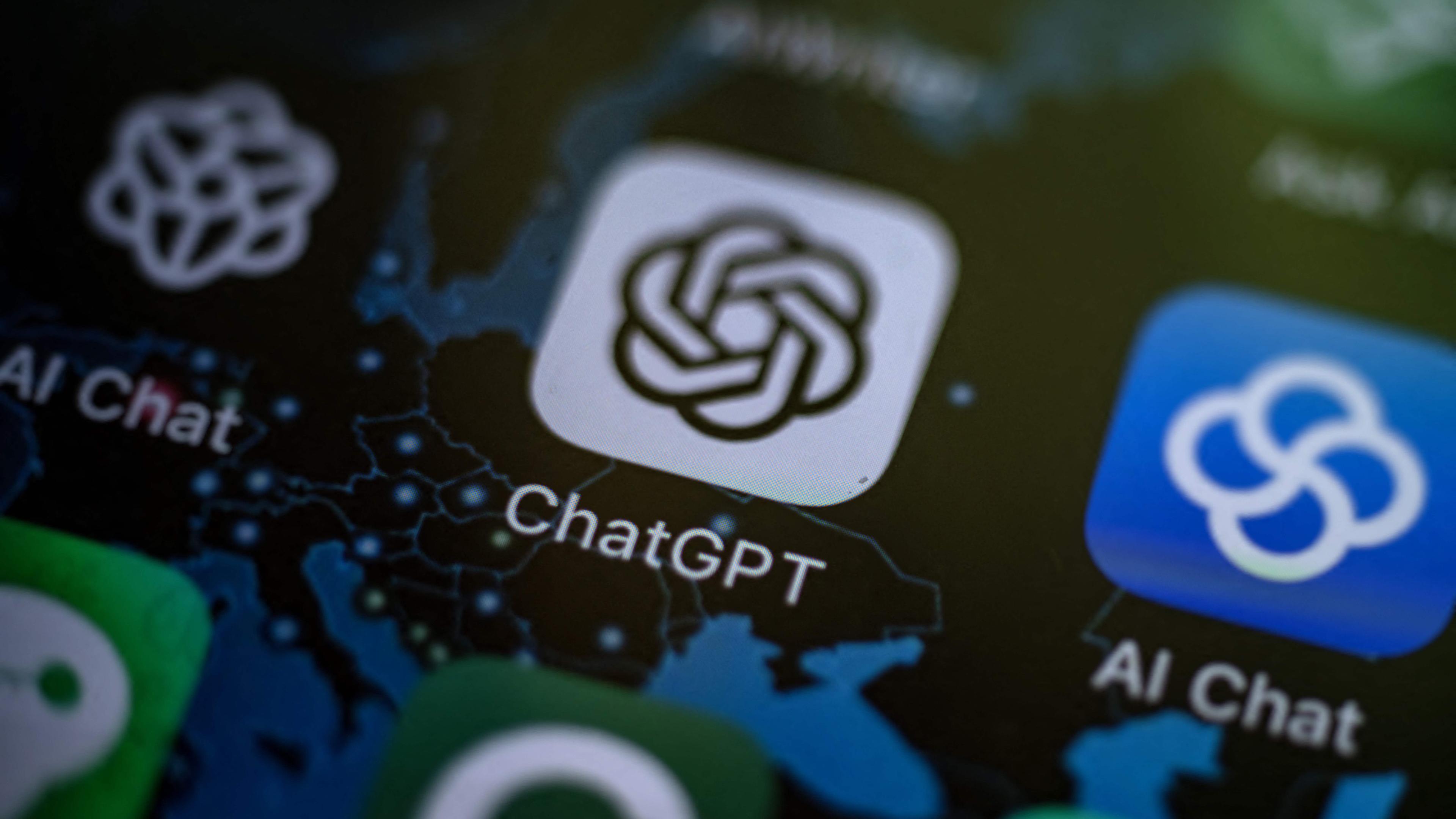 Das Bild zeigt die ChatGPT- und die AI-Chat-App auf einem Smartphone.
