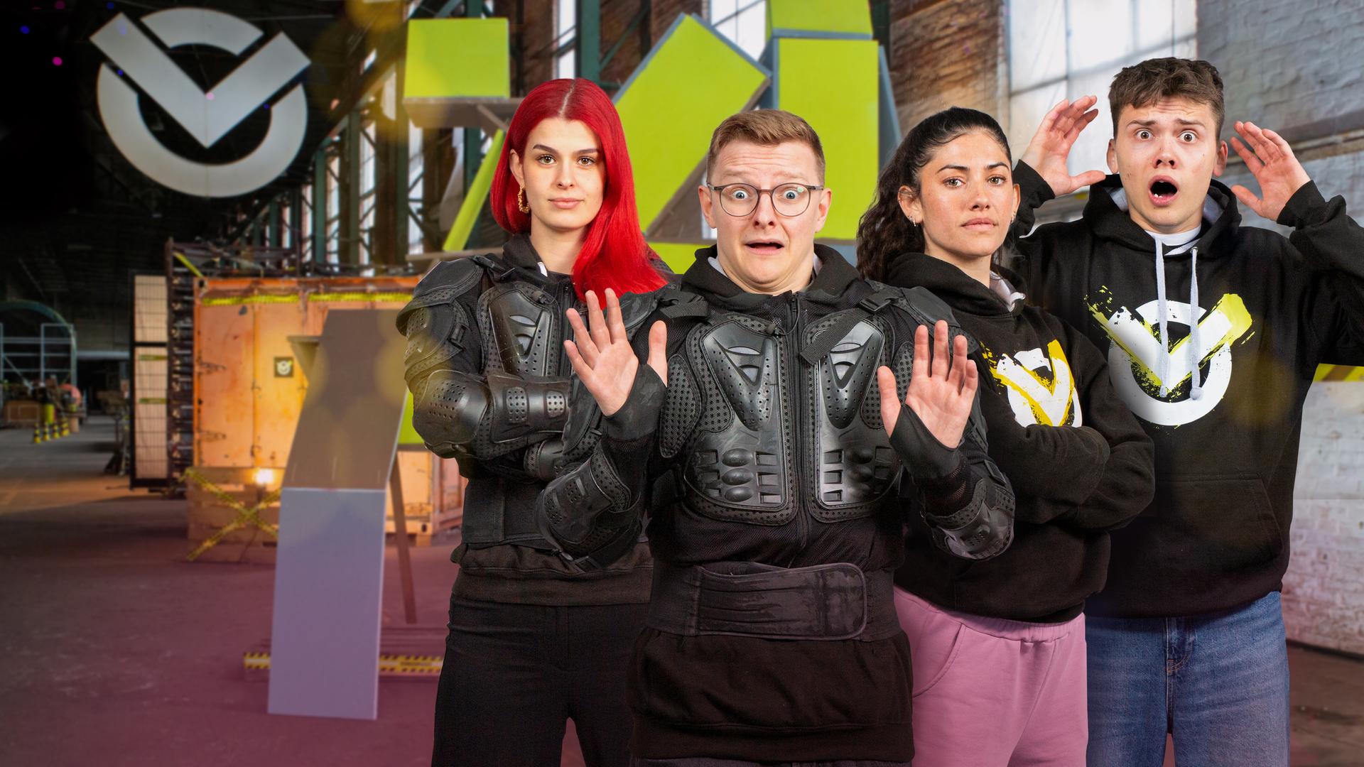 Anna Gazanis, Heiko Castcrafter, Jeannie Naomi Wagner und Noel Dederichs im Studio von "Checkpoint", schauen wechselweise entschlossen und überrascht in die Kamera.