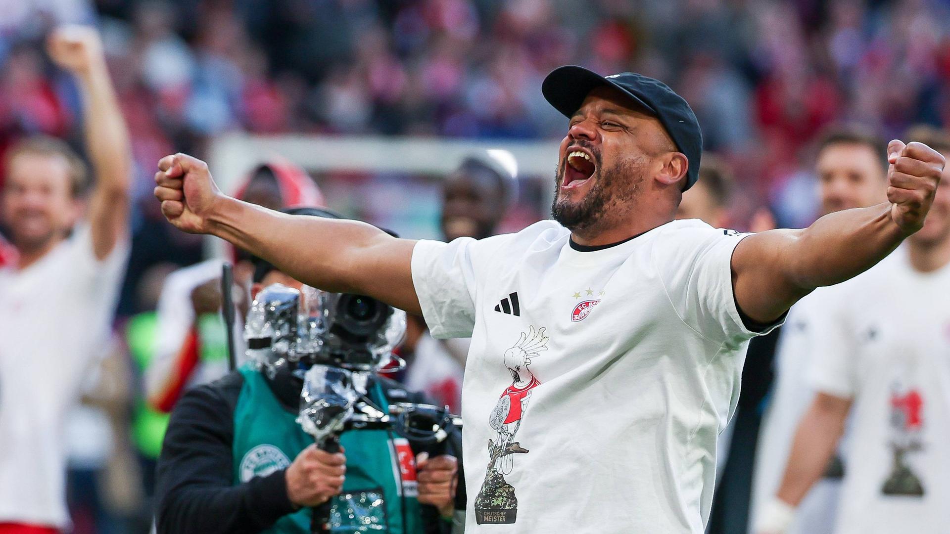Chef-Trainer Vincent Kompany (FC Bayern München) feiert die Meisterschaft mit den Fans. Im Hintergrund sind die Spieler zu sehen. Emotionen und Freude nach dem Spiel FC Bayern München gegen VfB Stuttgart.