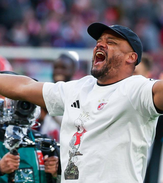 Chef-Trainer Vincent Kompany (FC Bayern München) feiert die Meisterschaft mit den Fans. Im Hintergrund sind die Spieler zu sehen. Emotionen und Freude nach dem Spiel FC Bayern München gegen VfB Stuttgart.