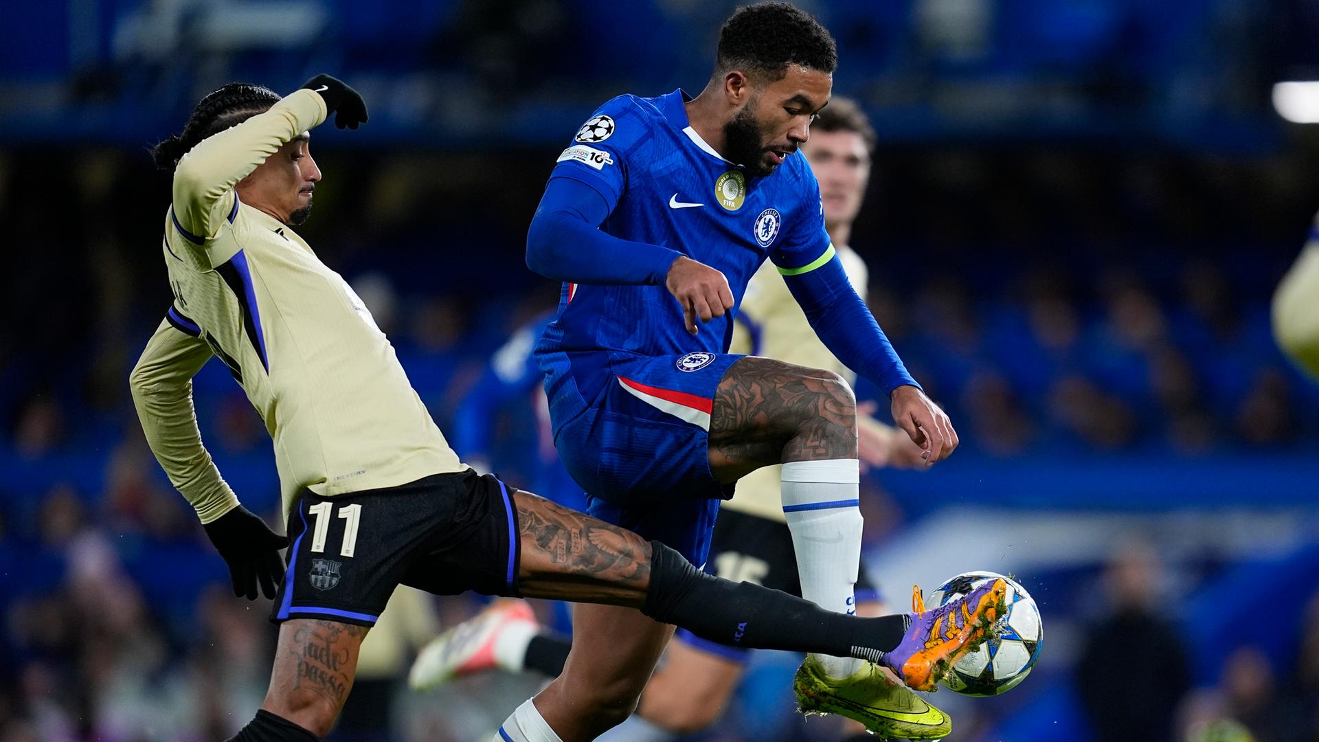 Reece James (Chelsea) und Raphinha (FC Barcelona) kämpfen. 