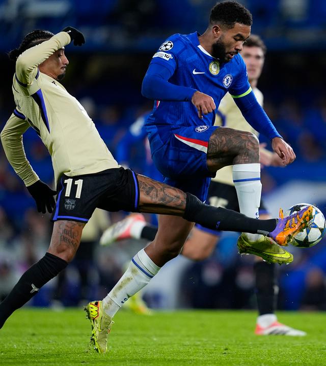 Reece James (Chelsea) und Raphinha (FC Barcelona) kämpfen. 