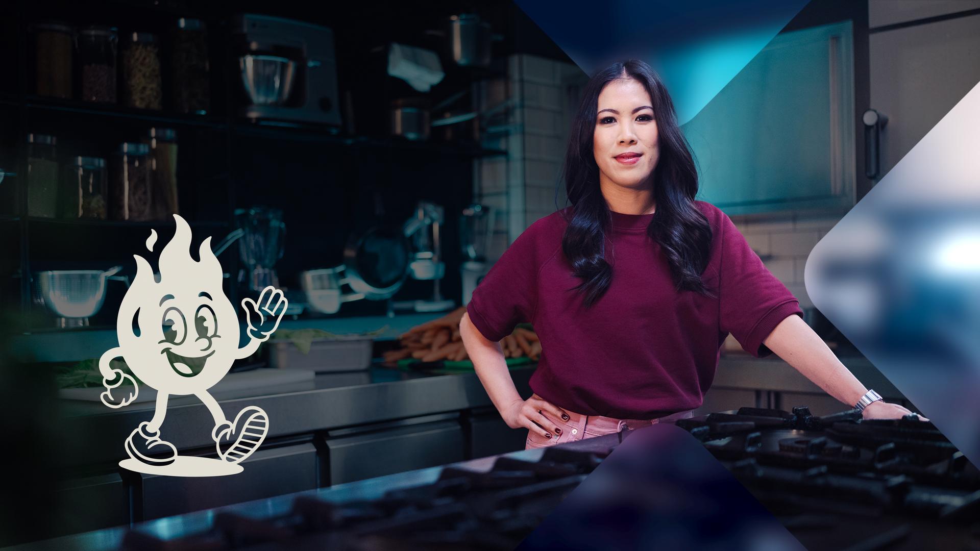 Moderatorin Mai Thi Nguyen-Kim steht in einer Gastroküche vor einem Herd