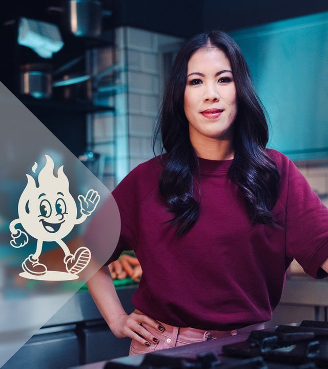 Moderatorin Mai Thi Nguyen-Kim steht in einer Gastroküche vor einem Herd