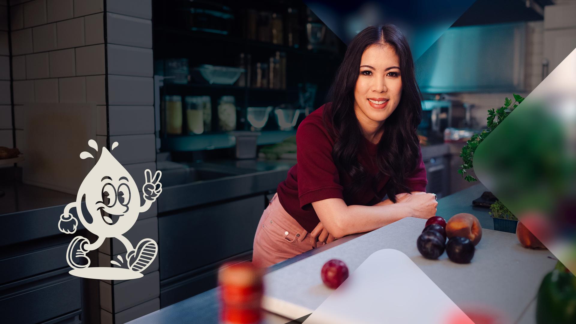 Moderatorin Mai Thi Nguyen-Kim steht in einer Gastroküche vor einem Herd