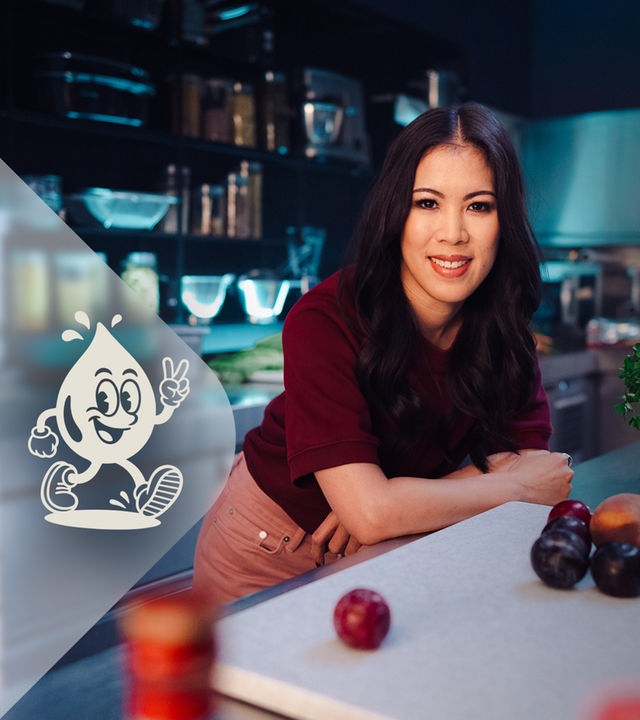 Moderatorin Mai Thi Nguyen-Kim steht in einer Gastroküche vor einem Herd