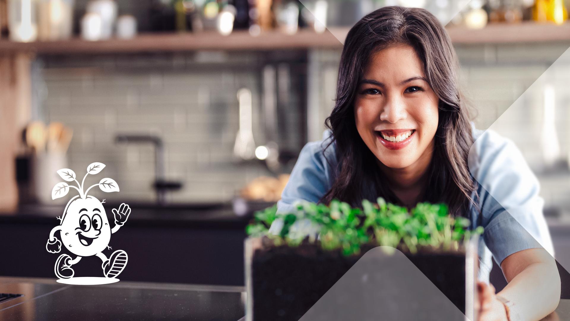 Mai Thi Nguyen-Kim in Küche blickt in die Kamera