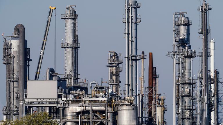 Industrieanlagen stehen auf dem Werksgelände eines Chemiekonzerns. 