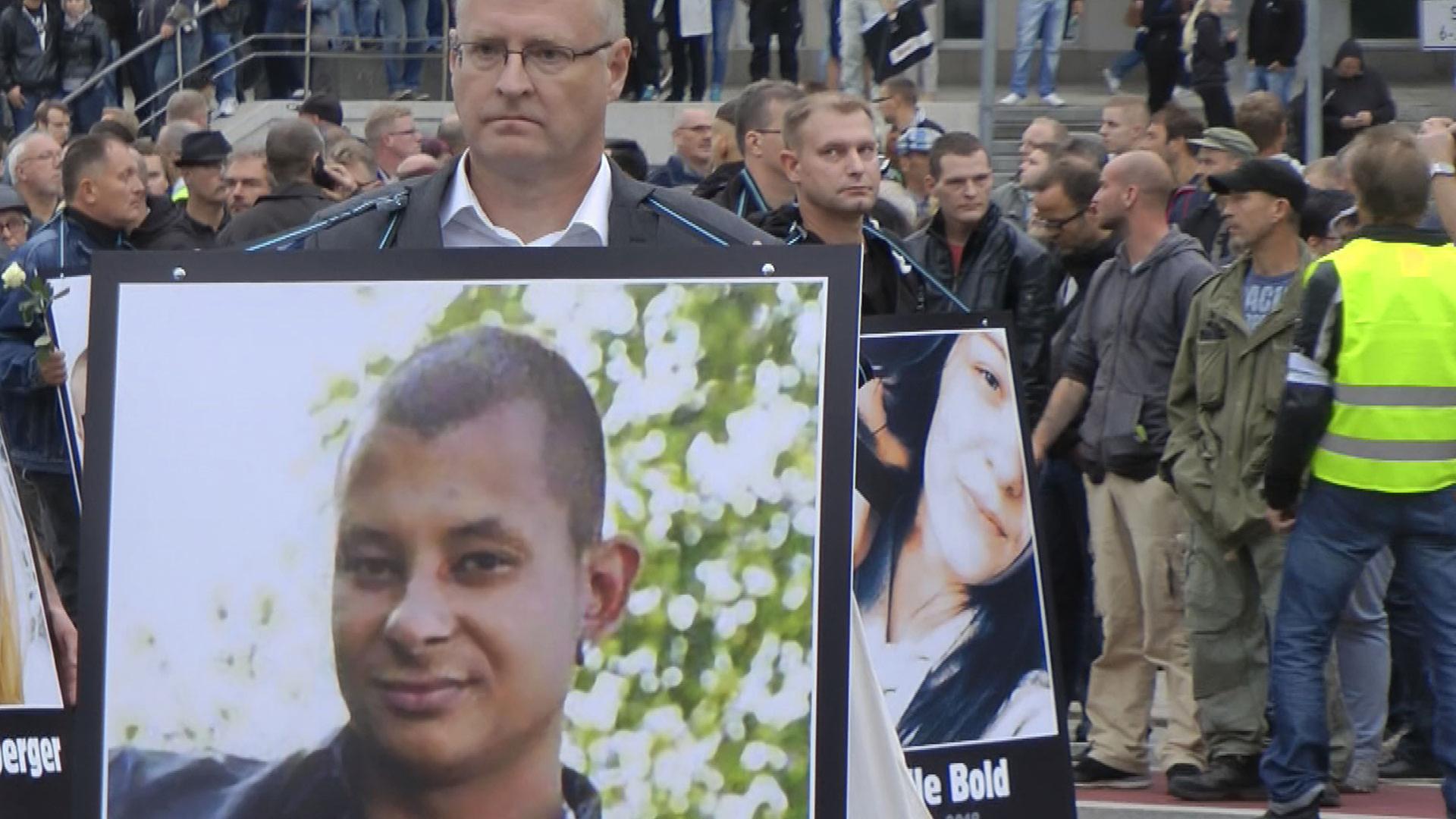 Mann trägt bei Demo in Chemnitz Bild von Daniel H.