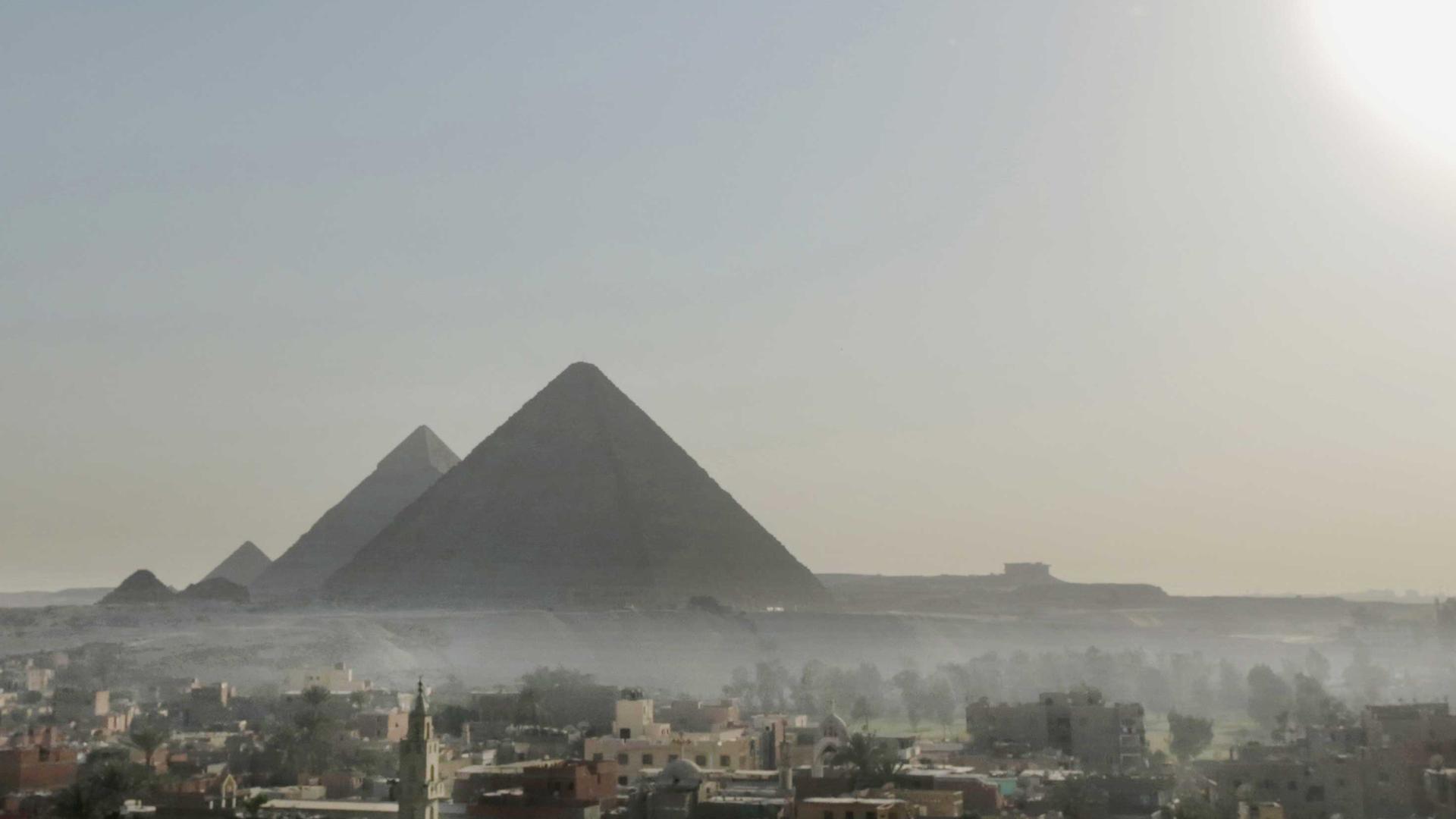 "Aufgedeckt: Geheimnisse des Altertums: Die Cheops-Pyramide": Blick auf Gizeh und die Cheopspyramide am Morgen.
