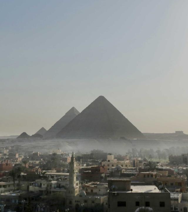 "Aufgedeckt: Geheimnisse des Altertums: Die Cheops-Pyramide": Blick auf Gizeh und die Cheopspyramide am Morgen.