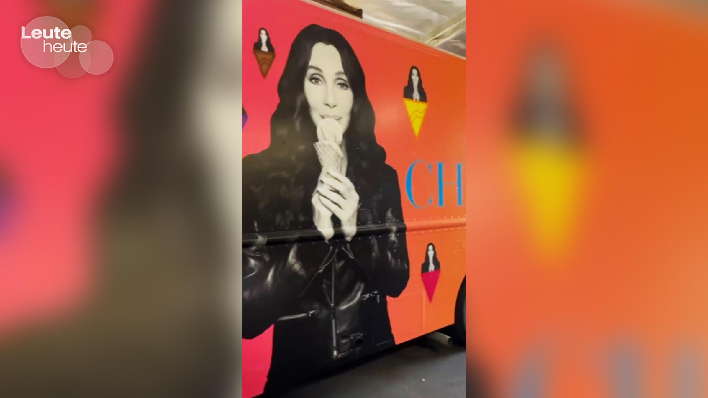 Ein Bild der Sängerin Cher mit einem Eis in der Hand auf einem Lastwagen