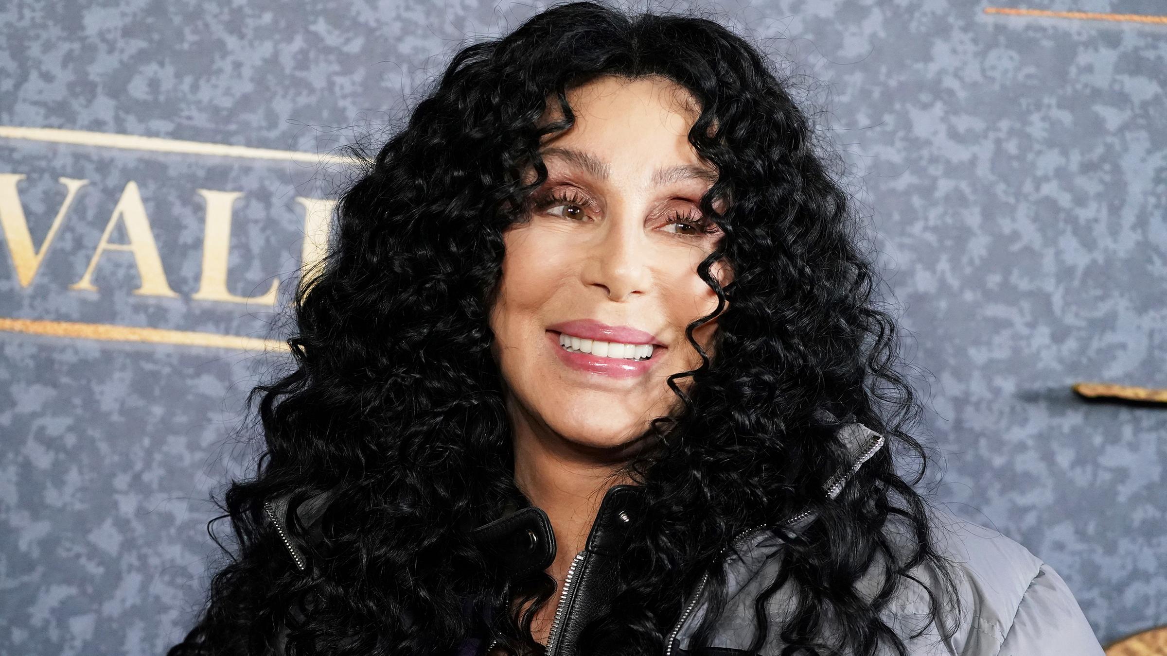 Sängerin Cher lächelt
