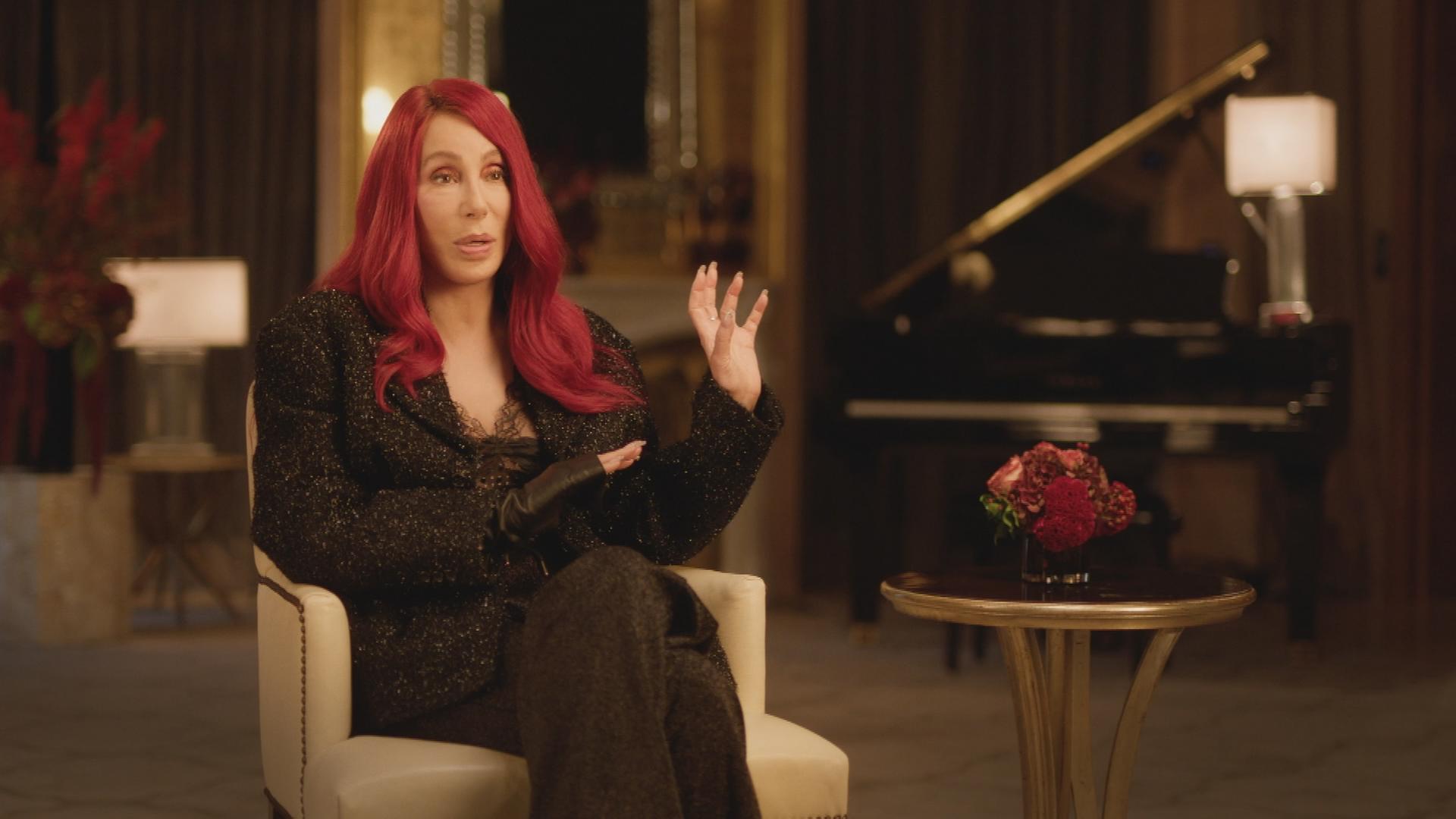 Die Pop-Sängerin Cher während eines Interviews
