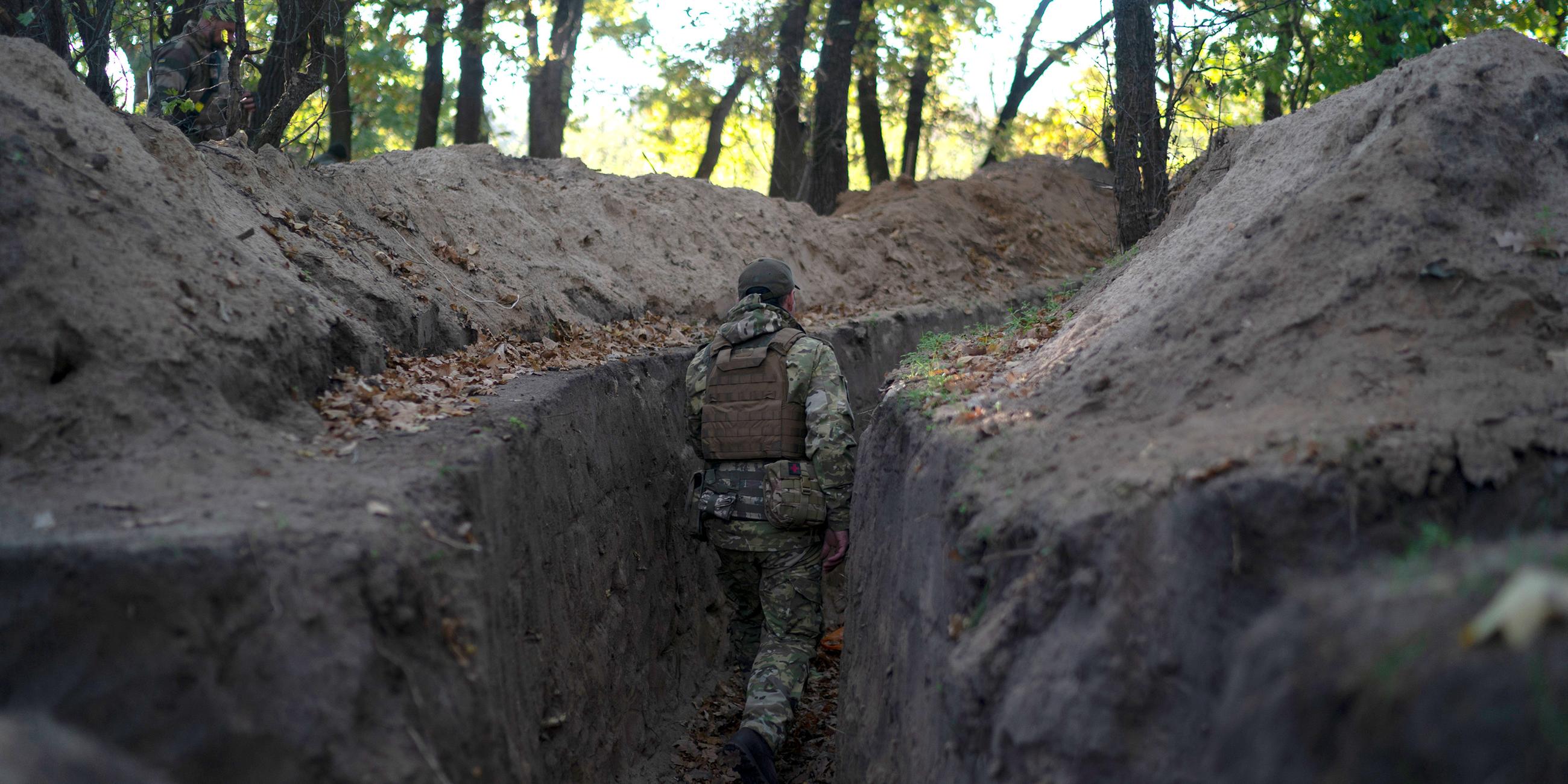 Ukrainischer Soldat in einem Schützengraben bei Cherson, Ukraine