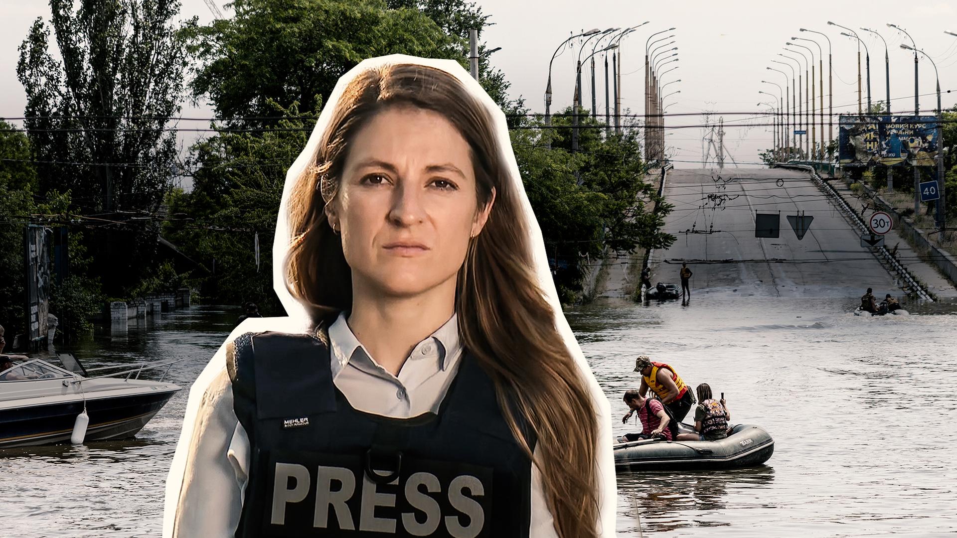 Moderatorin Alica Jung vor überschwemmter Straße und Rettungsboot