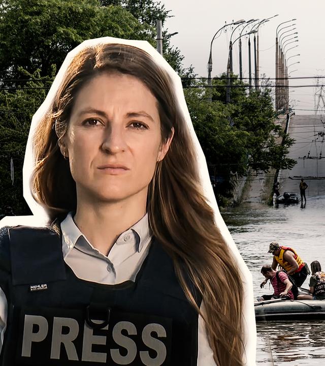 Moderatorin Alica Jung vor überschwemmter Straße und Rettungsboot