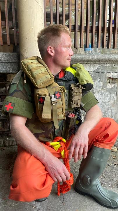 Ein deutscher Feuerwehrmann hilft im gefluteten Cherson