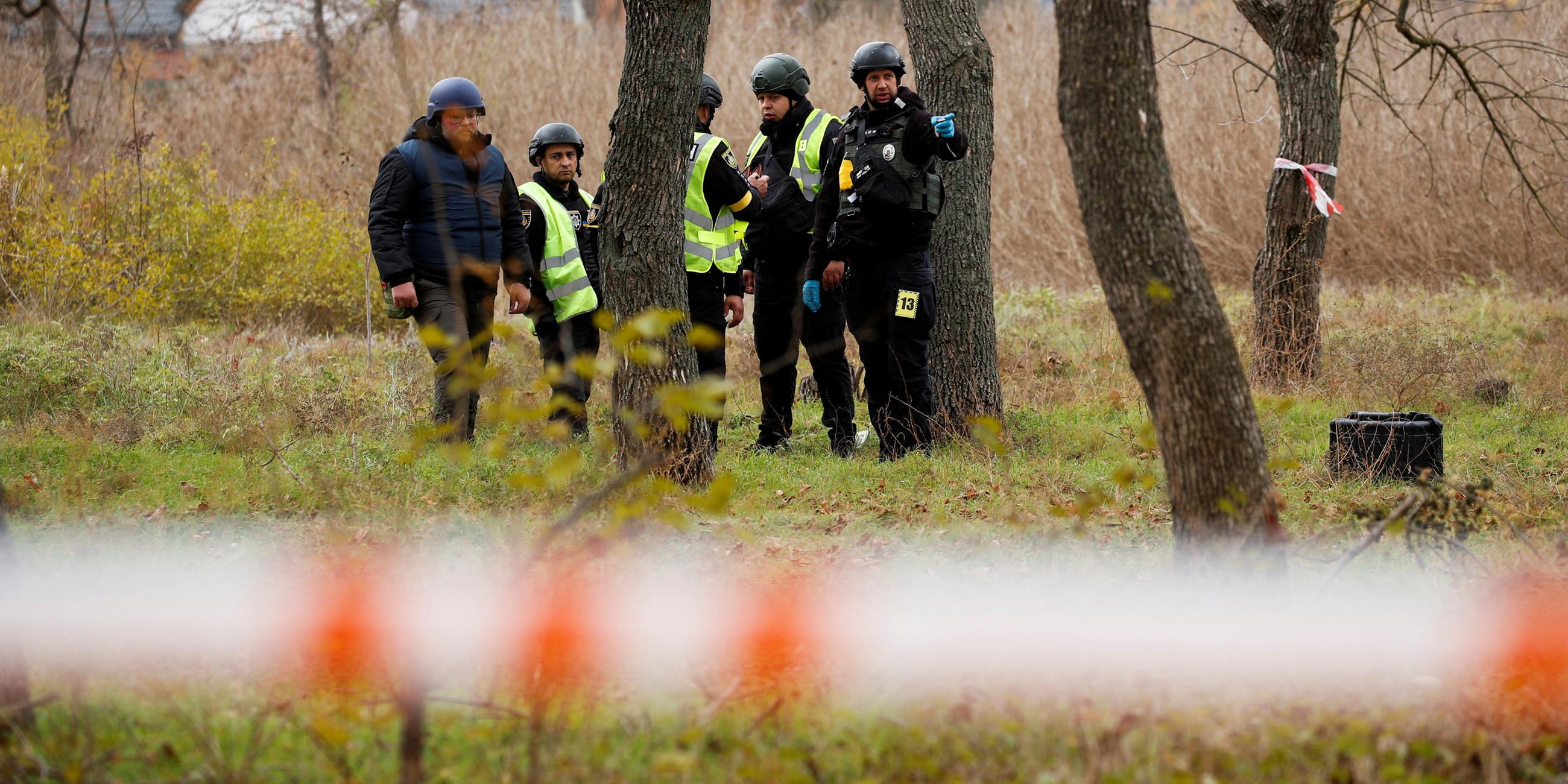 Forensiker der ukrainischen Polizei suchen nach Beweisen in einem Park, in dem zu Beginn des Krieges Kämpfe zwischen ukrainischen Territorialstreitkräften und russischen Streitkräften stattfanden, in Cherson, Ukraine. Aufgenommen am 16. 11. 2022.