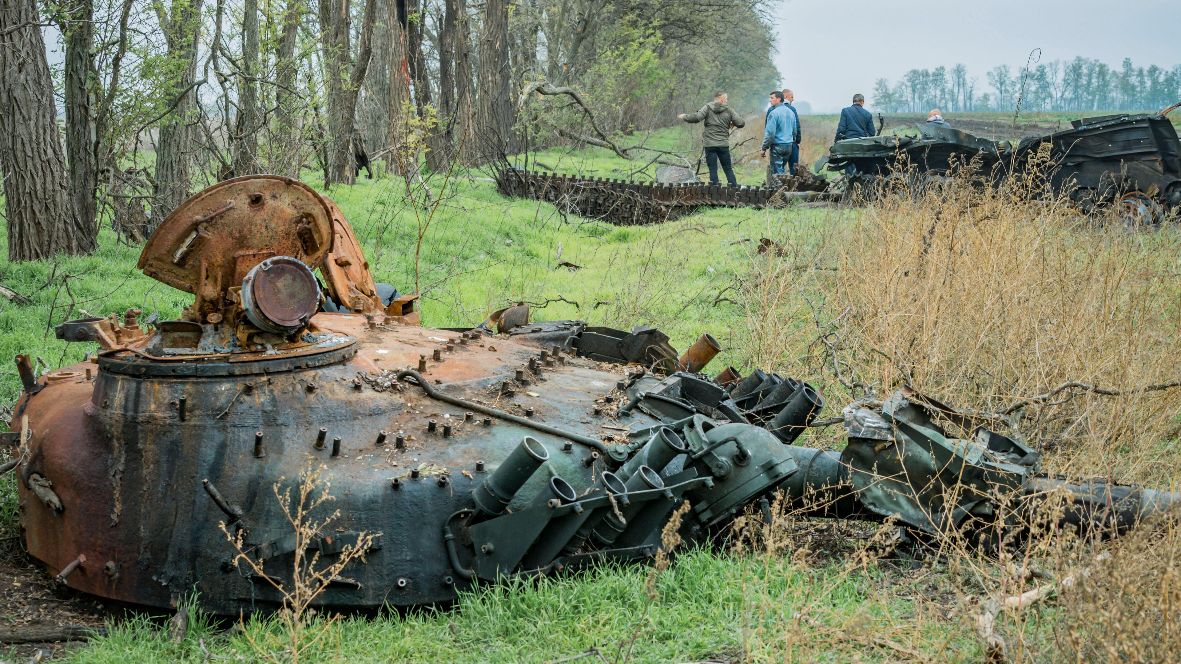 Cherson, Reste eines russischen Panzers auf den Feldern in der Nähe von Myroliubivka