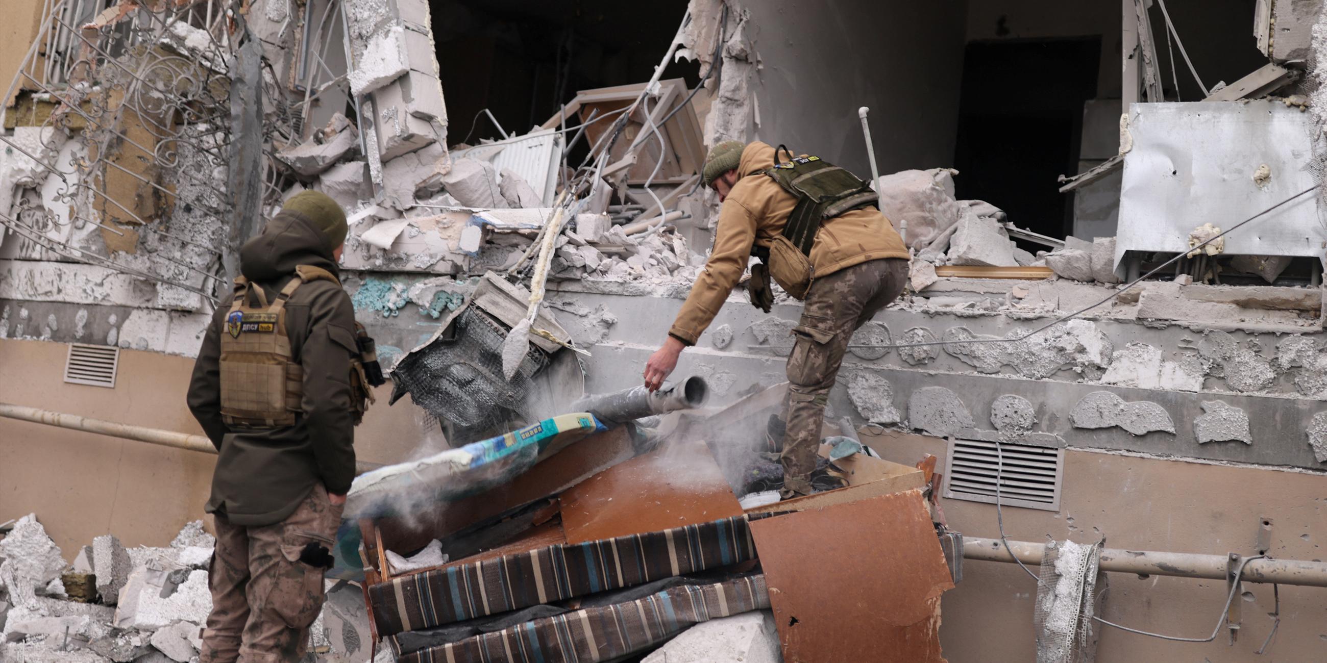 Das Bild zeigt ein zerstörets Haus in der südukrainischen Satdt Cherson.