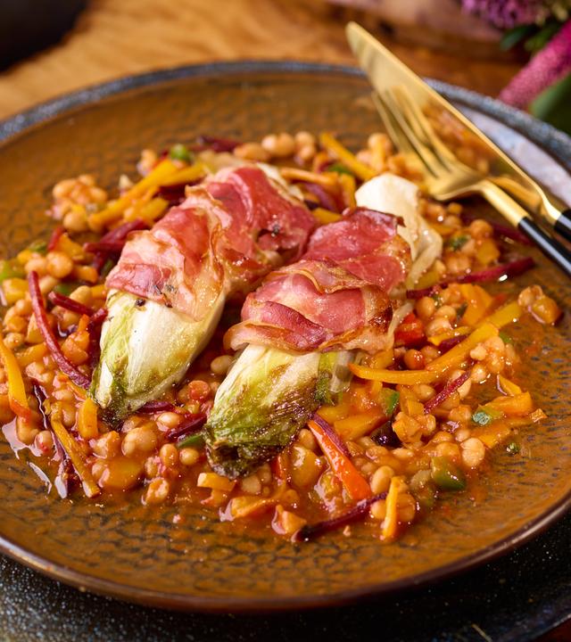 Chicoréeknospen im Pancettamantel auf Bohnen-Ajvar-Ragout