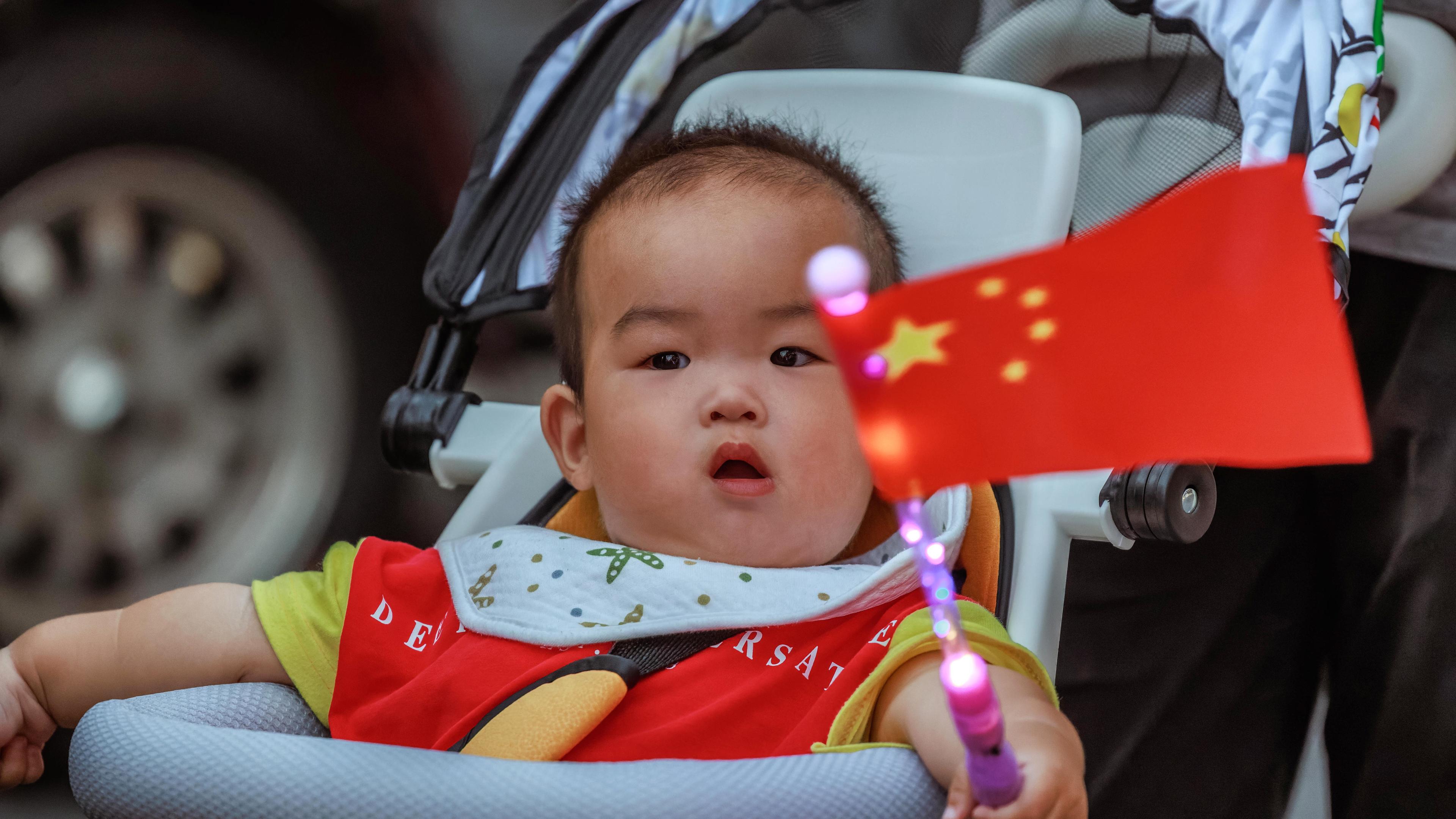 Ein Baby in Shanghai hält eine chinesische Flagge am Nationalfeiertag.