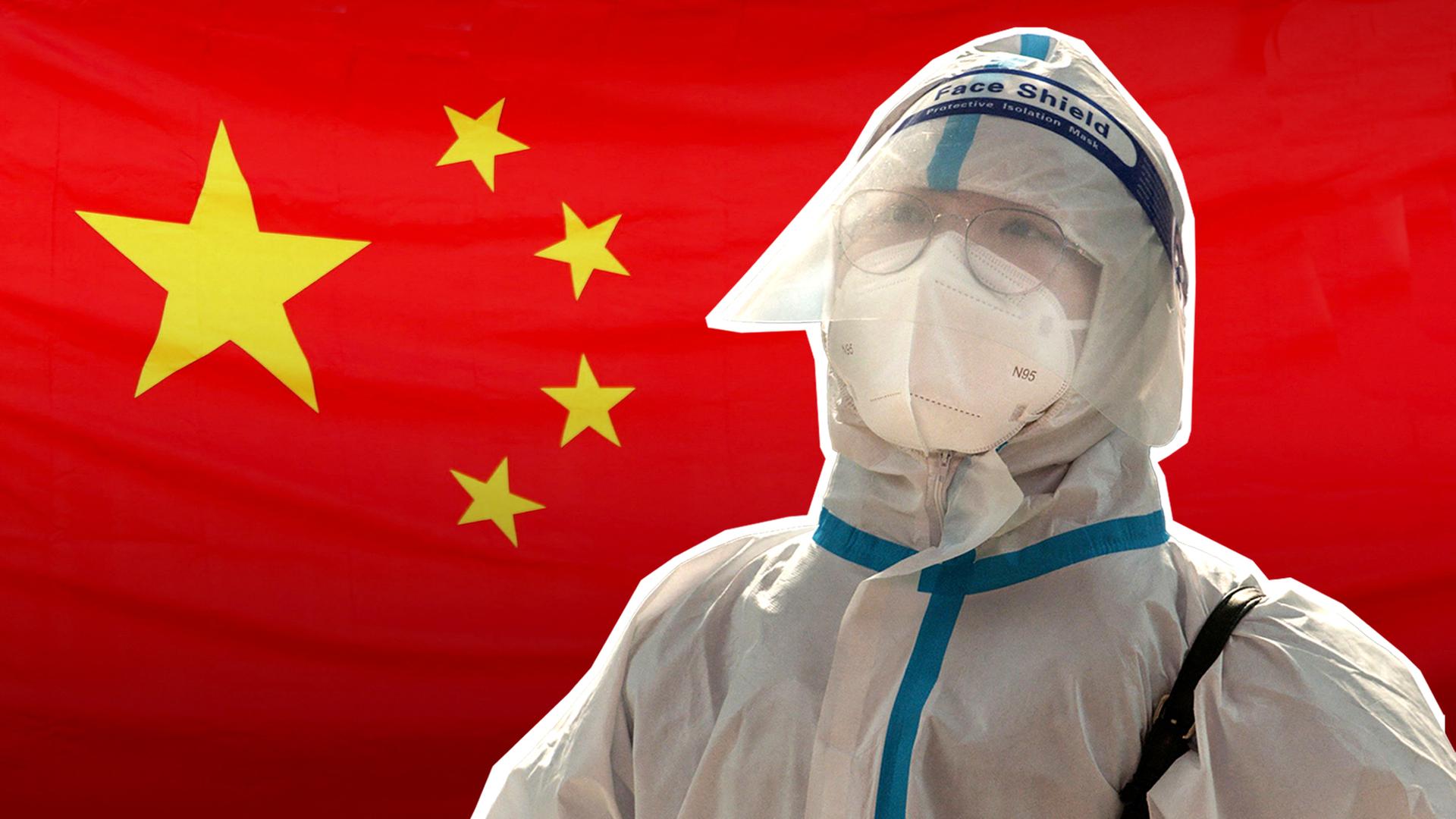 Zu sehen ist ein Person in weißer Schutzkleidung. Im Hintergrund die chinesische Flagge. 