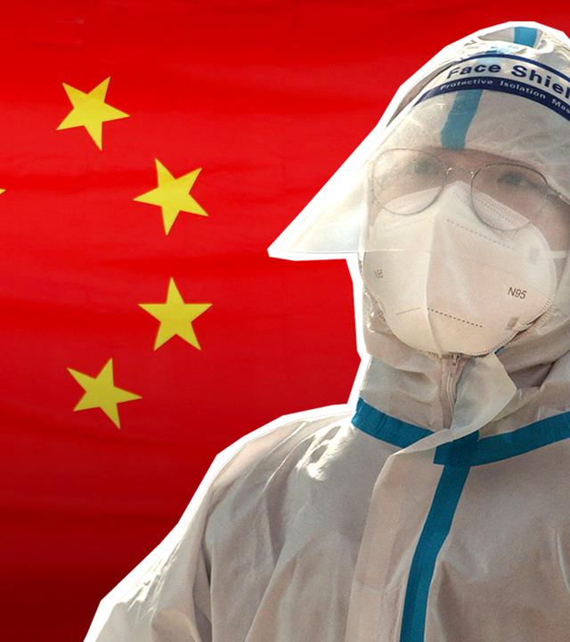 Zu sehen ist ein Person in weißer Schutzkleidung. Im Hintergrund die chinesische Flagge. 
