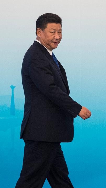 "China - Der entfesselte Riese (1/3): Präsident auf Lebenszeit " China's Präsident Xi Jinping vor einer Leinwand.