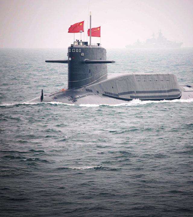 Ein chinesisches U-Boot im südchinesischen Meer. Im Hintergrund angedeutet ein anderes Schiff.