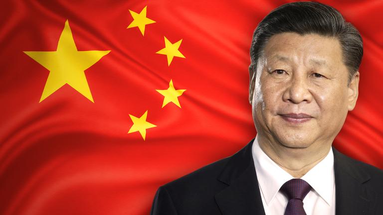 Collage: Xi Jinping vor einer China-Fahne